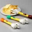 ポテチの手、左から「しおカラー」、「のりしおカラー」、「コンソメカラー」　（c）TOMY