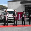 九州地方初、福岡県八女市で運行開始。記念式典でのテープカット