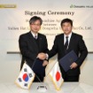 東和イエローハットのEun ju dong代表（左）とイエローハット代表取締役社長堀江康生東和ホールディングス本社（韓国）にて