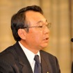 9日、トヨタ自動車東京本社ビルで、豊田社長と並んで会見を行う佐々木副社長（撮影＝中島みなみ）