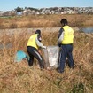 グラウンド周辺の清掃活動を実施するENEOS野球部員の様子（2010年1月16日実施）