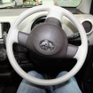 ステアリング。チルト機能で目一杯上げてしまえば、記者クラスでも問題なく運転できる