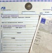 イタリアの自動車所有証書（左）と車検証（右）