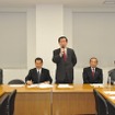 左から大西健介事務局長、大畠章宏副会長、高木義明会長、渡邉浩之ITS Japan会長、天野肇同専務理事（撮影＝中島みなみ）