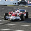 トヨタF1のデモランの様子。トヨタのサードドライバーだった可夢偉選手がステアリングを握った