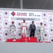 左から2位オリベイラ、優勝小暮と中嶋監督、3位ロッテラー