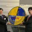 自動車事故対策機構の金澤悟理事長からスバル熊谷氏にメダル、トロフィーが贈呈された