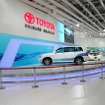 トヨタブース。ステージ上には燃料電池車やEVカーを置き、エコカーをアピール