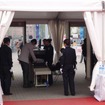 入場時には荷物のX線チェック＋金属探知機のボディチェックがあり、まるで空港のようだ