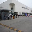 部品館のとある裏口。入場＆退場ゲートはあるが機能している様子はない