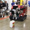 東京消防庁所属のロボキュー（昨年の危機管理産業展にて）。ミニレスキューロボよりかなり大きい