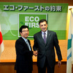 小沢鋭仁環境大臣（左）と日本ミシュランのベルナール・デルマス社長（右）