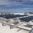 米国コロラド州デンバーで運営する物流施設の屋根に設置された太陽光発電実験場
