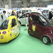 早稲田環境研究所の超軽量電気自動車ULV-IV。左は前作ULV-III