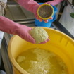 里美ふれあい館では豆腐の手作り体験ができる。
