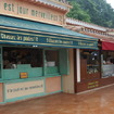 オムライス専門店「シャセー・レ・ブル」（左）とパン屋「シュブー・トゥ・ドレ」