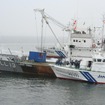 洋上で容疑船に乗り移る海上保安庁の職員