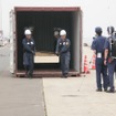 容疑船を門司港に回航し、コンテナを開けて貨物検査を実施する