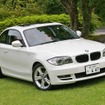 BMWは1シリーズ、3シリーズにアイドリングストップ機能などを搭載し燃費を向上させた。写真は120iクーペ