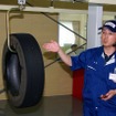 補修済みのタイヤ。これからクッションゴムの貼り付けに移る