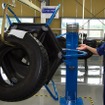 トレッドゴムを貼り込んだタイヤを袋状の覆いで包み込み、加硫工程へ移す