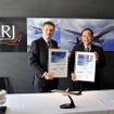 写真左がCAE社プレジデントのMarc Parent氏。右は三菱航空機社長江川豪雄。7月19日に英ファンボロー