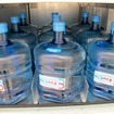 ボトルウォーター配達専用車。仕切りを設けてボトル同士の接触を減らす
