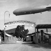 工場上空を飛ぶグラーフ・ツェッペリン号（1935年）