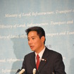 会見する前原国交相　(6日・国土交通省）　撮影＝中島みなみ