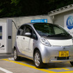 ENEOSスタンドに設置されている充電スタンドと三菱i-MiEV