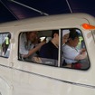 4人乗りとはいえ車内は非常に狭い
