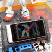 ガンプラケータイを充電スタンドにセットすると、全14シーン、トータル4分半にわたる名場面ムービーが再生される ガンプラケータイを充電スタンドにセットすると、全14シーン、トータル4分半にわたる名場面ムービーが再生される