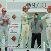 表彰台で握手する優勝・大嶋と3位ロッテラーのトムス勢。左は2位のデュバル