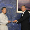 高橋町長に、富士スピードウェイ加藤社長より義援金を贈呈
