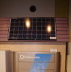 蓄電池（下）と太陽光パネル