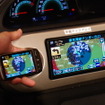 スマートフォンの画面を車載モニターに映し出す。車載モニターでタッチ操作も可能。ナビゲーションはユビークリンク『全力案内！』をベースにしている