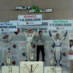 表彰台。向かって左から2位オリベイラ、優勝ロッテラー、優勝監督のトムス舘信秀氏、3位の石浦