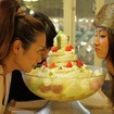 美女たちが旅先でくり広げる“女子会”の様子を40パターン以上 「旅割REVIEW」第4弾