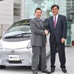 写真左から、シンガポール経済開発庁のレオ・イップ長官・三菱自動車の益子修社長