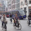 バス、自転車、そして多くの日本車が入り乱れる市街地
