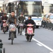 中国では、バイク・自転車用の走行帯が設けられていることが多い。バス停があるので、バスは入ってこれる