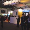 マイクロソフトのブース。ブース内では主にWindows Phone 7端末が展示されており、どの端末も多かれ少なかれ並ばなくてはならなかった マイクロソフトのブース。ブース内では主にWindows Phone 7端末が展示されており、どの端末も多かれ少なかれ並ばなくてはならなかった