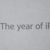 ジョブズ氏の「2011年はiPad 2の年」の言葉とともにイベント会場に映し出された文字 ジョブズ氏の「2011年はiPad 2の年」の言葉とともにイベント会場に映し出された文字