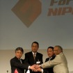 2012年シンガポール大会開催が発表された。大会の実現と成功を目指し、4氏が手を重ねる