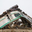 東日本大震災 最新の電車がまるで紙くずのようになった