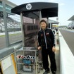 日本ヒューレット・パッカード（株）をメインスポンサーに迎えたリアル・レーシング（ドライバーは新人・小林崇志）は、ピットウォールのコマンドポストの電源を屋根からのソーラーパワーで得る試みを実施中。「こういう時代ですから、いろいろ考えていかないとね」と金石勝智監督