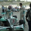 トムスの1-3フィニッシュ。3位の中嶋一貴（左）と優勝のロッテラーが握手