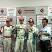 向かって左から2位：小暮卓史、優勝：ロッテラー、3位：中嶋一貴、トムスの舘監督