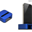 ブルーの本体とiPhone 4の装着イメージ（iPhone 4は別売） ブルーの本体とiPhone 4の装着イメージ（iPhone 4は別売）