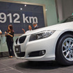 BMWは「ロング・ディスタンス・キャンペーン」で燃費性能をアピール。320iは満タンで912km走行することが可能。